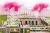 Яркие краски праздника расцветили пасмурный петербургский день.