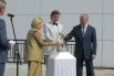 Вместо красной ленточки - септария. Чтобы она раскрылась, по ней нужно постучать молотками.