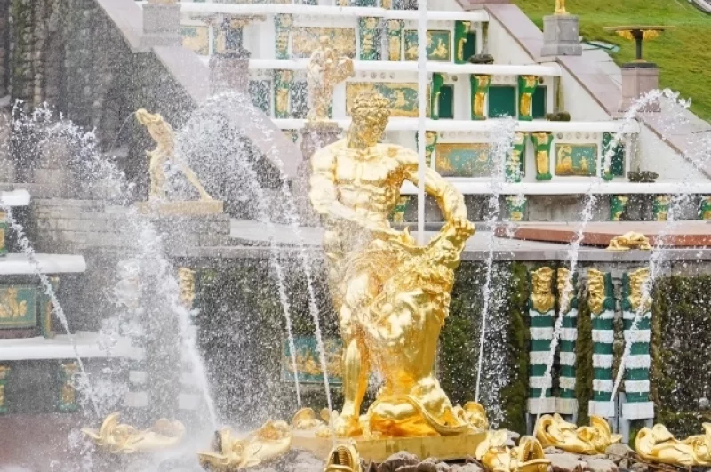 Знаменитый Самсон, разрывающий пасть льва.