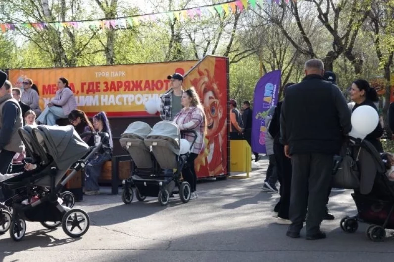 Хотя нет, самые маленькие мирно спали в колясках. 