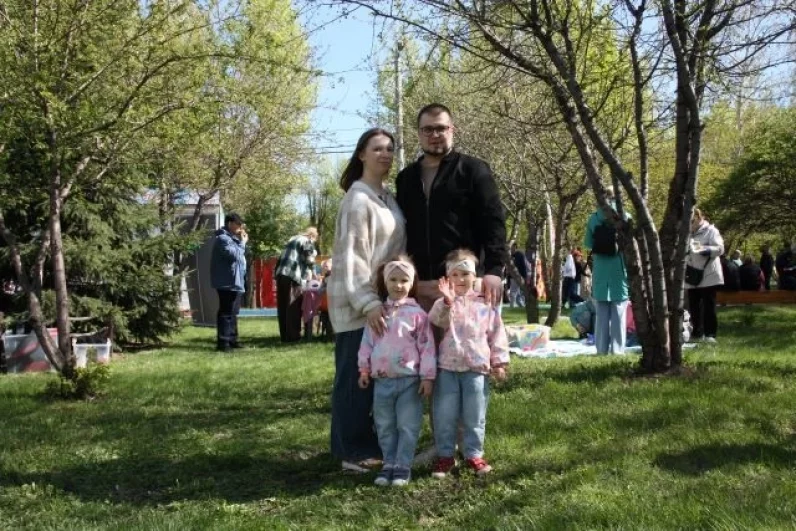 Мамы и папы отдыхали и наслаждались отличной погодой вместе с детьми.