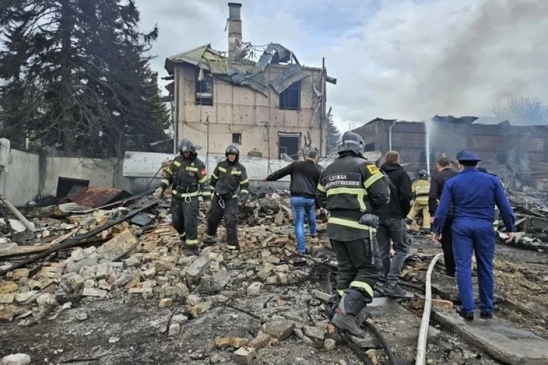 Руины проливают, чтобы не допустить повторного возгорания. 