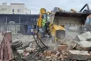 Работники экстренных служб разбирают завалы. 