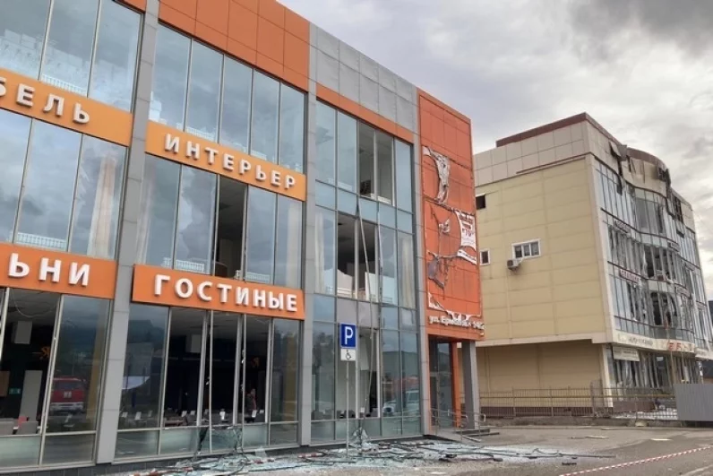 Выбитые витрины в торговых центрах.