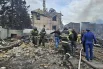 Руины проливают, чтобы не допустить повторного возгорания. 