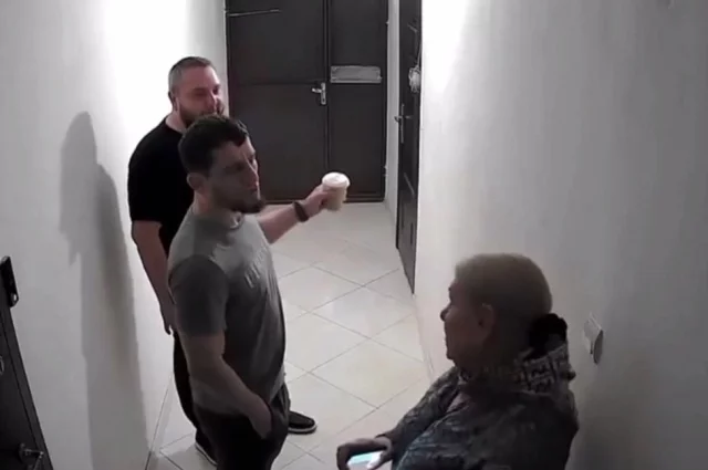 Юнусов сначала плеснул в женщину кофе, а потом стал бить.