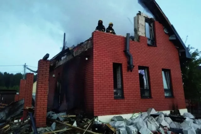 Частный жилой дом оказался в огне из-за падения падения БПЛА в деревне Субботино Наро-Фоминского округа Подмосковья.
