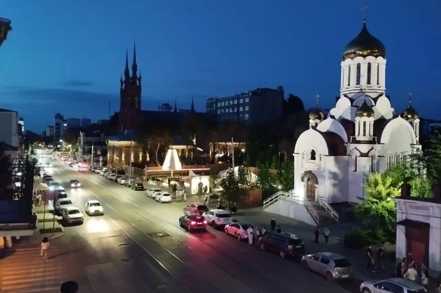 Вид с балкона третьего этажа музея Эльдара Рязанова. В кадр попадает сразу несколько музеев. Угадайте, каких?