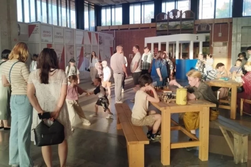 В фойе можно было поиграть в шахматы.