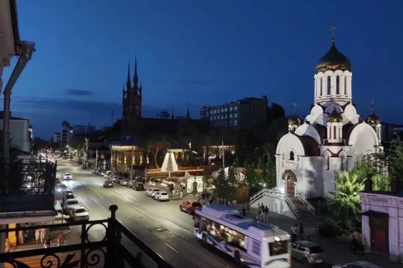 «Ночь музеев» в Самаре шумела до и после заката. А на этом фото вид с балкона дома, где родился режиссёр Эльдар Рязанов. В кадр попадают и литературный музей, и музей модерна.