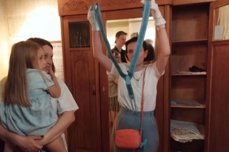 В шкафу Эльдара Рязанова, который открывается лишь раз в год, можно встретить модные аксессуары 1940-х. Например подтяжки. И для штанов, и для носков. Эти - для брюк.