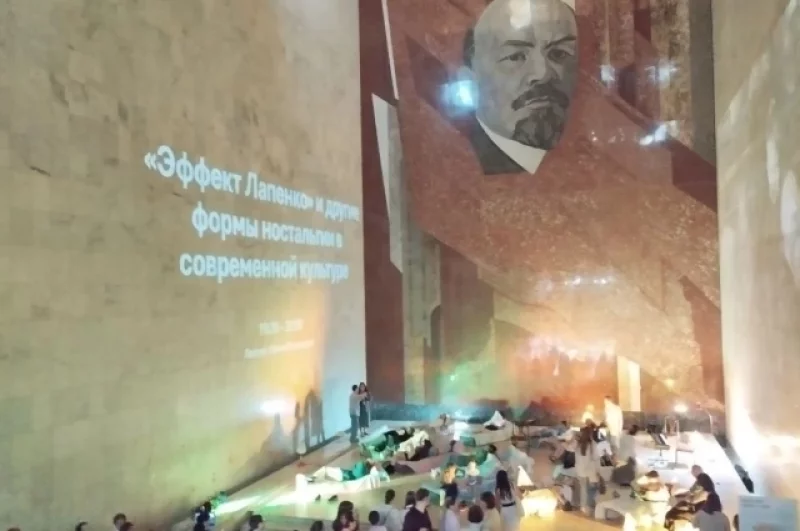 Сон-час под лекцию о ностальгии в музее им. Алабина. Под монументальной мозаикой установили прозаичные раскладушки.