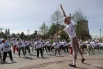 Любители активного отдыха начали осваивать азы сапсерфинга и каякинга на столичных водоемах.