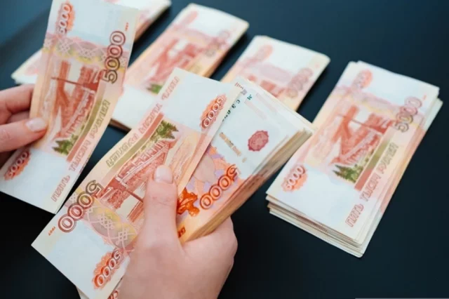 Практического снижения цен на импортные товары и зарубежные поездки ожидать, увы, не стоит — цены крайне редко снижаются вслед за укреплением рубля.