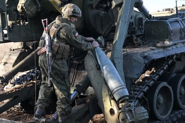 Загрузка снаряда в самоходную артиллерийскую установку 2С7М «Малка» военнослужащим группировки войск «Центр».