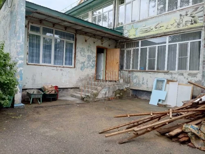 На территории садика есть нсколько выходов, рядом с которыми валяются гнилые доски; есть вопросы к тому, не мешают ли они детям на прогулке.