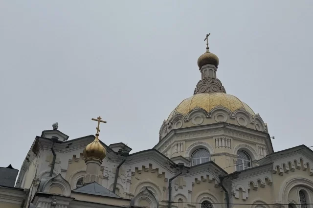 Православные храмы накануне Троицы украшают зеленью и ветвями деревьев.