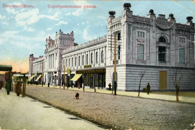 Статус столицы региона изменил и внешний облик Новороссийска – в 1909, например, здесь построили Городской дом (на фото), который сразу стал местной достопримечательностью.
