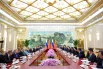 Президент РФ Владимир Путин и председатель КНР Си Цзиньпин во время беседы в Доме народных собраний в Пекине. 