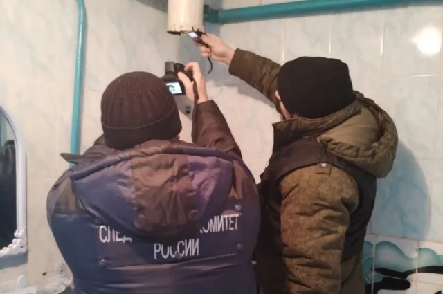 Сотрудники Следственного комитета проверяют, как работает газовое оборудование и вентиляция.