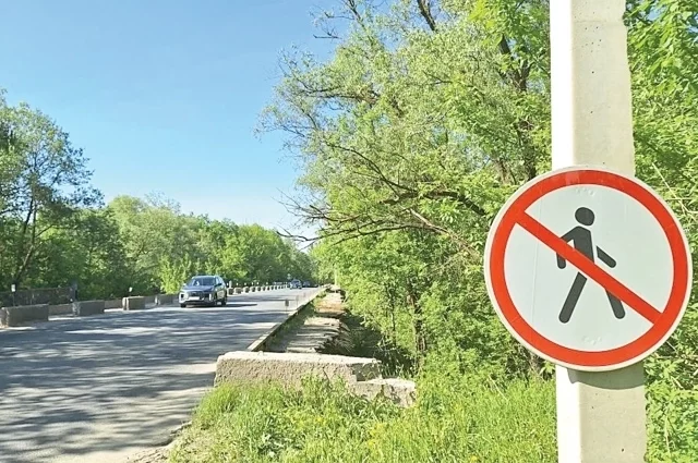 Дорожки для пешеходов на мосту в районе ГПЗ в Пензе почти разрушены.