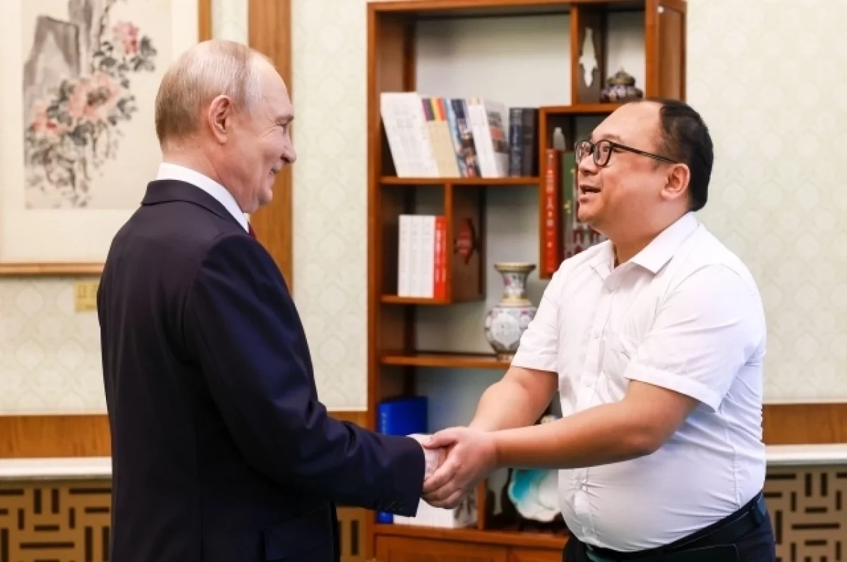 Встретившийся с Путиным спустя 26 лет китайский инженер сделал ему подарок