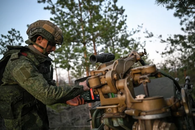 Наши военные сейчас заняты выбиванием противника из опорных пунктов, лежащих в районах сел Воздвижевка, Верхняя Терса, Комсомольское.