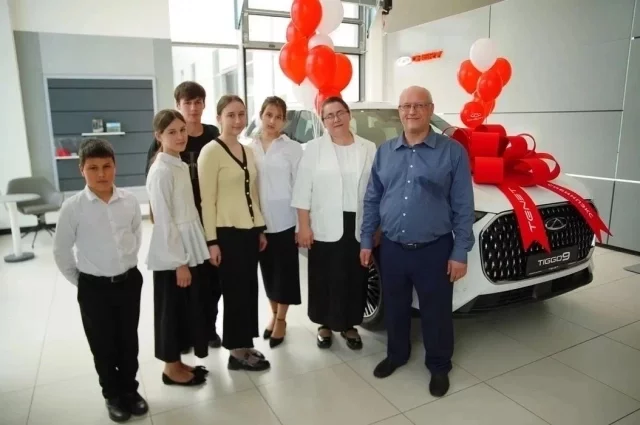 Многодетной семье подарили автомобиль.