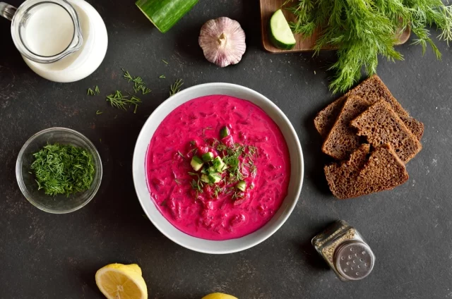 Холодный суп должен постоять в холодильнике минимум 2–4 часа, чтобы вкусы раскрылись и объединились.