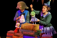 В театре в большинстве спектаклей переплетаются живой план и кукольный.