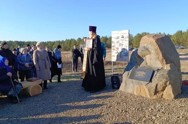 На открытии собрались бывшие жители деревни и многочисленные гости.