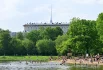 Путяевский пруд: перезагрузка зоны отдыха. К лету 2026 года завершена комплексная реабилитация береговой линии в Сокольниках. Специалисты обновили пляжную инфраструктуру, установив современные раздевалки, душевые и оборудованные спасательные посты.