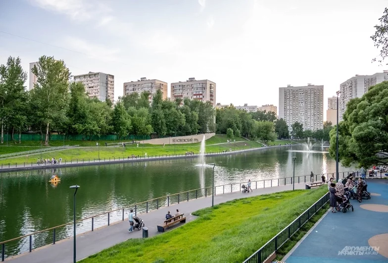 Беловежский пруд: эко-среда в Можайском. После благоустройства в 2025-2026 годах водоем стал центром притяжения района. Здесь создана разнообразная рекреационная среда с современными прогулочными маршрутами, доступными для всех категорий горожан.