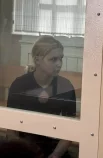 Екатерина Тархова смотрит в сторону матери, с которой они не обменялись ни словом.