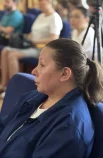 Людмилу Тархову (мать обвиняемой Екатерины) доставили в суд в наручниках из колонии, где она отбывает наказание.