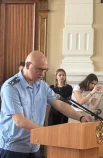 Прокурор зачитывает обвинение.