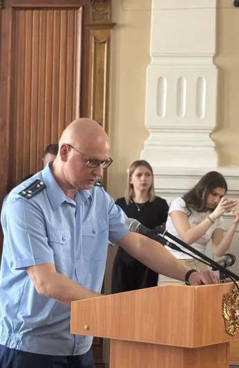 Прокурор зачитывает обвинение.