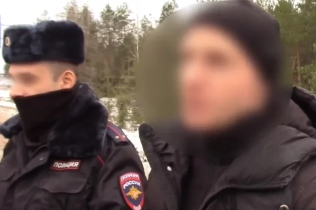 Участник следственного эксперимента показывает, где всё произошло.