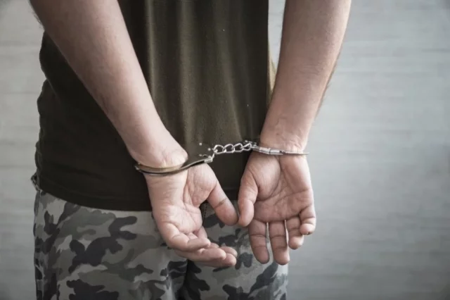 Боевик попытался скрыться, но полиция по горячим следам задержала педофила.