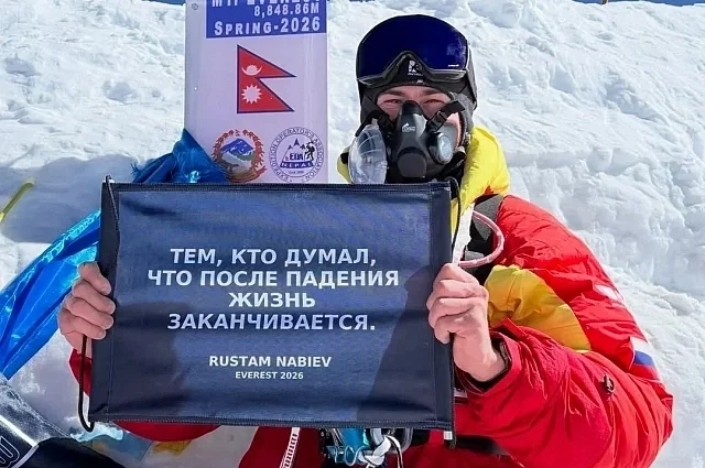 Рустам Набиев на вершине Эвереста