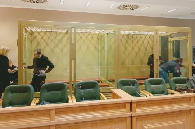 Обвиняемые в зале суда.