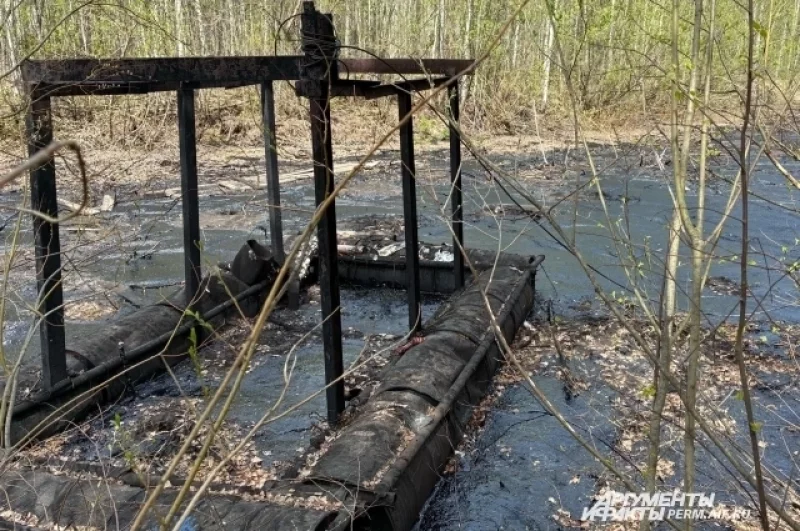 В мазутных болотах остались насосные установки.