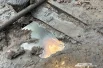 На земле виднеются следы нефтепродуктов.