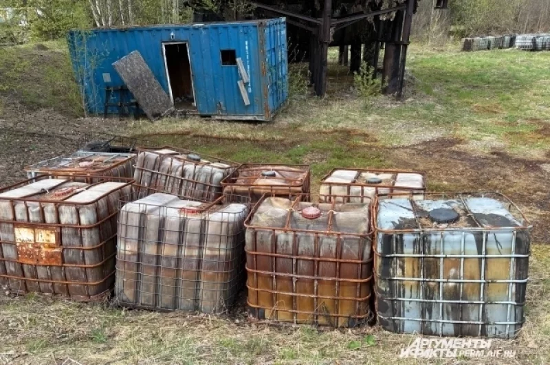 Никого из сотрудников на территории базы нет.