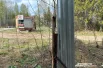 На территории стоит заброшенный охранный пост.