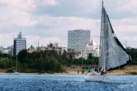 Полуостров Локомотив в Казани стремительно превращается в центр водного туризма и спорта. Здесь продолжается реновация яхт-клуба «Призма», строятся новые объекты для спортсменов и любителей активного отдыха на воде.