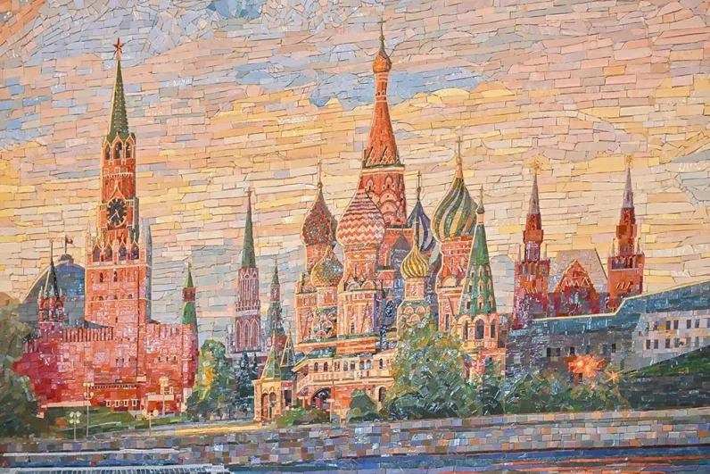 Украшением главного зала стало настенные мозаичные панно, площадь которых превышает 800 кв.м. На них друг напротив друга изображены виды столицы и Санкт-Петербурга.