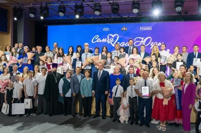 Праздник объединил поколения, от молодых пар до золотых юбиляров.
