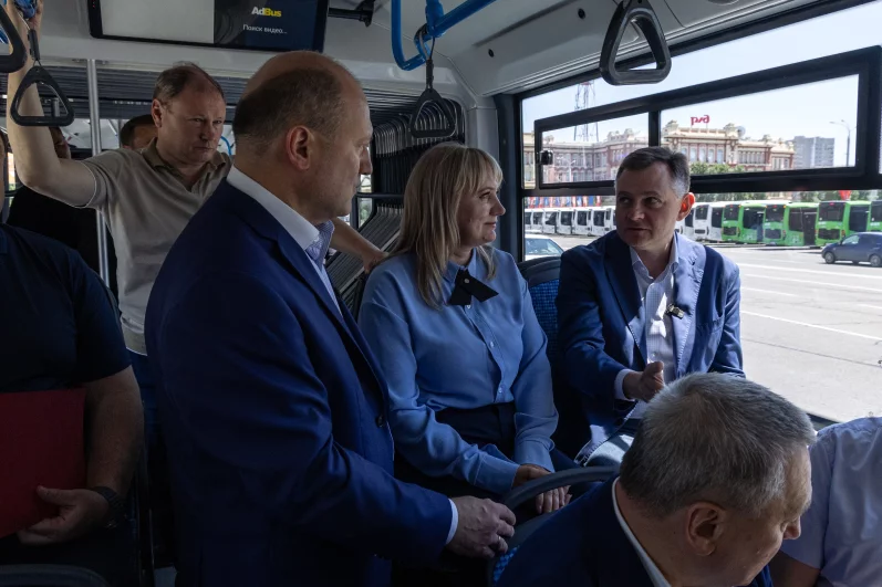 Юрий Слюсарь пообщался с водителями.