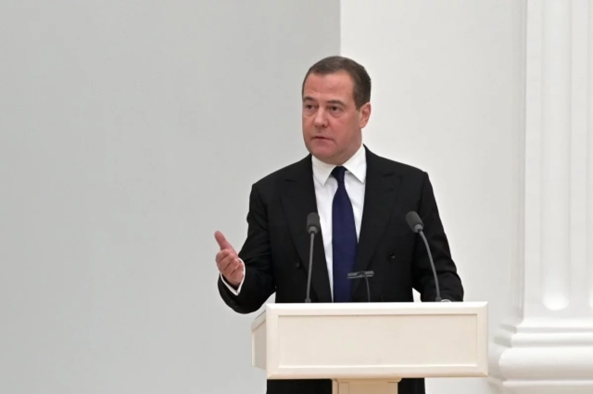 Медведев заявил о жестком ответе России на удар по колледжу в ЛНР